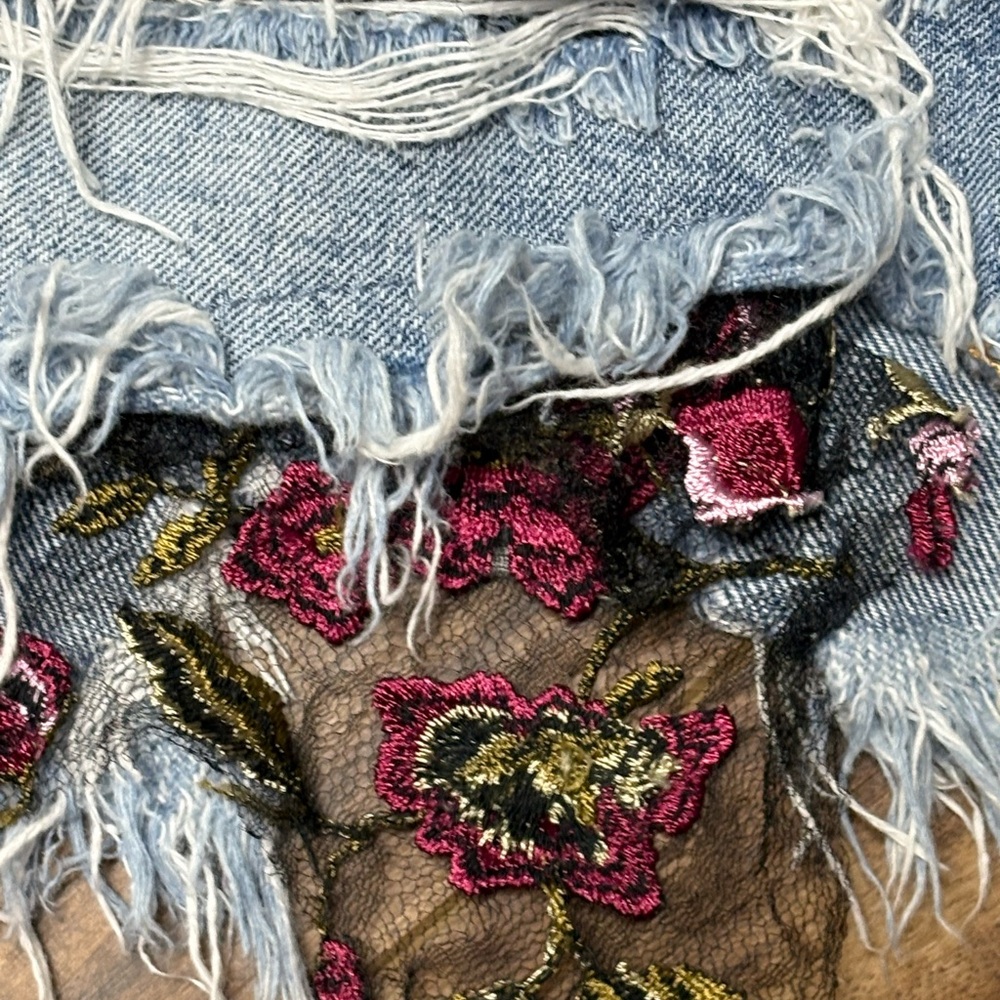 We The Free, denim shorts, distressed, mesh, floral mesh appliqué, size 29 - Picture 7 of 7